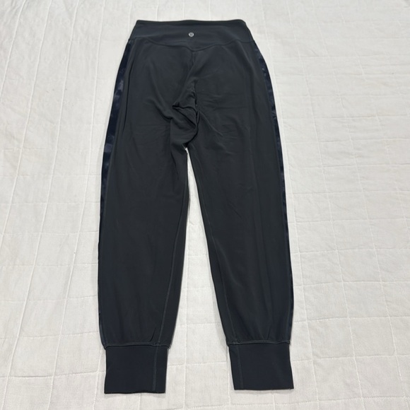 Lululemon Align Joggers - Picture 11 of 13